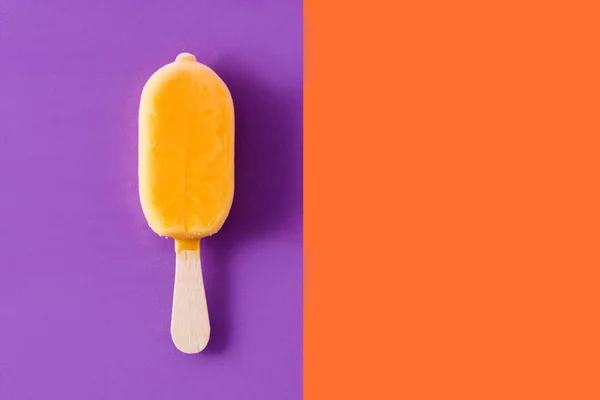 Orangefarbenes Eis Stiel Auf Violettem Und Orangenem Hintergrund Kopierraum — Stockfoto