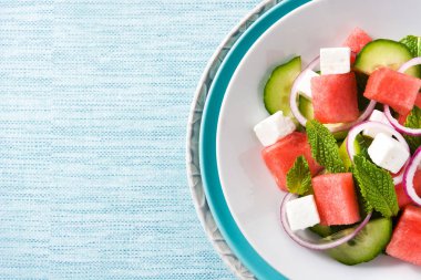 beyaz peynir, nane, soğan ve mavi arka plan üzerinde salatalık ile karpuz salatası. Üst te. Copyspace