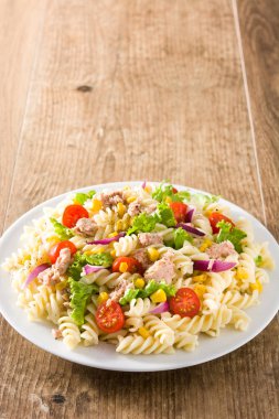 sebzeli makarna salatası