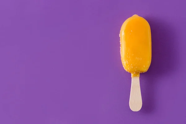 Orangefarbenes Eis Stiel Auf Violettem Hintergrund Ansicht Von Oben Kopierraum — Stockfoto