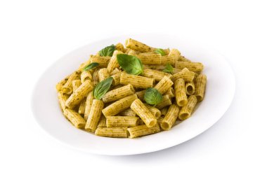 Bir tabakta pesto soslu penne makarna ve fesleğen, beyaz arka plan üzerinde izole