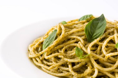 Beyaz backgroun izole pesto soslu spagetti makarna