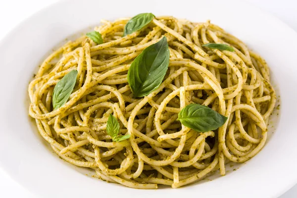 Spaghetti con salsa al pesto isolati su backgroun bianco — Foto Stock