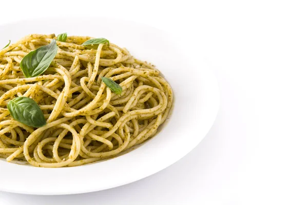 Pasta de espaguetis con salsa de pesto aislada sobre fondo blanco —  Fotos de Stock