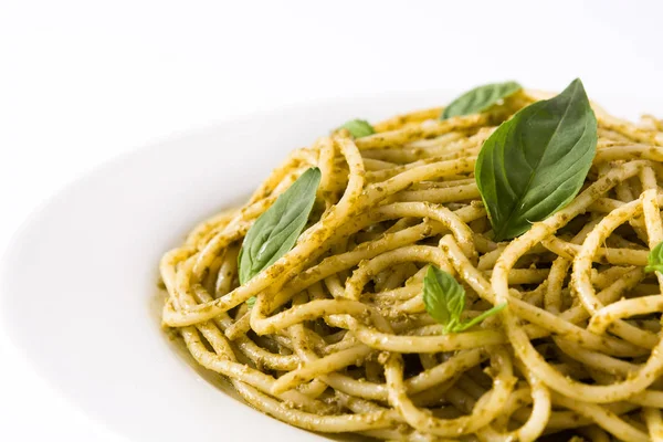 Spaghetti makaron z pesto sos na białym tle oświetlenie tła — Zdjęcie stockowe