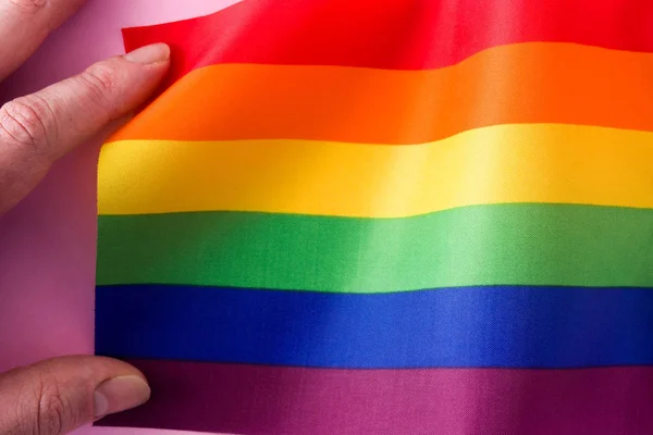 Mão Segurando Lgtb Bandeira Arco Íris Bandeira Orgulho Gay — Fotografia de Stock
