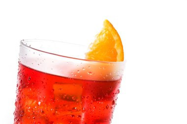 Beyaz arka plan üzerinde izole cam turuncu parçası ile Negroni kokteyl. Yakın çekim