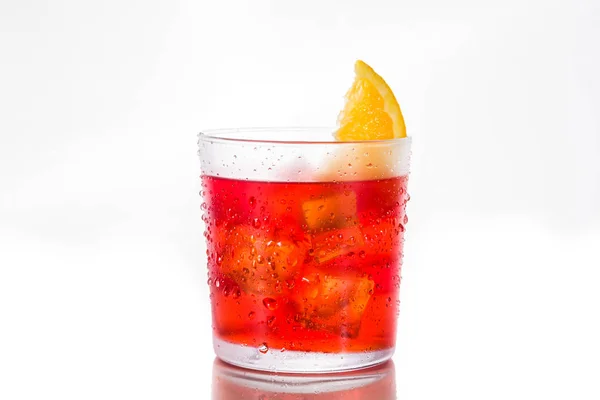 Cóctel Negroni Con Trozo Naranja Vidrio Aislado Sobre Fondo Blanco — Foto de Stock