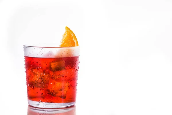 Cocktail Negroni Avec Morceau Orange Verre Isolé Sur Fond Blanc — Photo