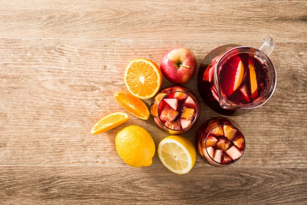 Kırmızı Şarap Sangria Ahşap Masa Üzerinde Cam Üst Copyspace — Stok fotoğraf