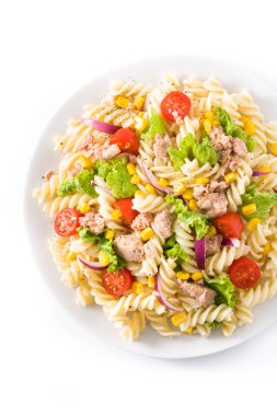 Beyaz arka planda izole sebze ile Makarna salatası. Üstte görüntü. 