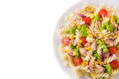 Beyaz arka planda izole sebze ile Makarna salatası. Üst te. Copyspace