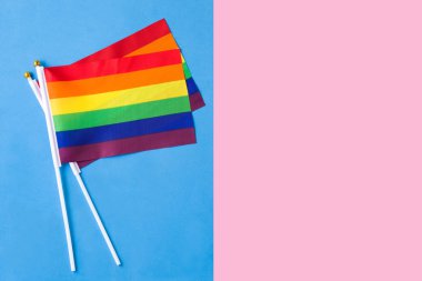 Lgtb veya gökkuşağı bayrağı. Pembe ve mavi arka planda eşcinsel gurur bayrağı... Copyspace