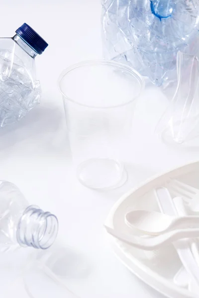 Beyaz Arka Planda Izole Edilmiş Tek Kullanımlık Atık Plastik — Stok fotoğraf