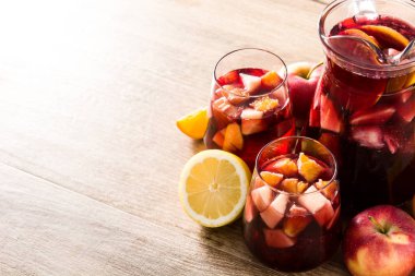 Kırmızı şarap sangria ahşap masa üzerinde gözlük. Copyspace