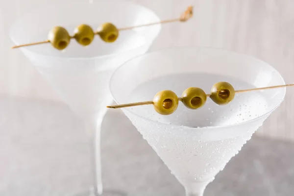 Classic Dry Martini Com Azeitonas Sobre Fundo Cinzento Fechar — Fotografia de Stock