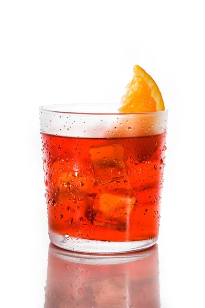 Negroni Cocktail Met Stukje Oranje Glas Geïsoleerd Witte Achtergrond Copyspace — Stockfoto