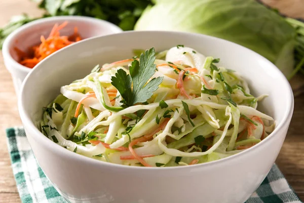 Coleslaw Sallad Vit Skål Träbord Närbild — Stockfoto