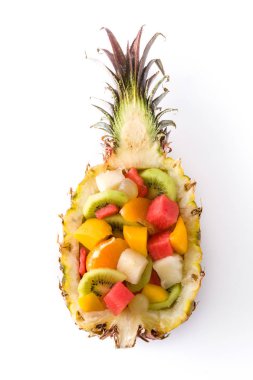 Mix meyve beyaz arka plan üzerinde izole ananas içinde servis edilir. Üstte görüntü