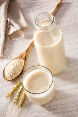 Şişede yulaf sütü 