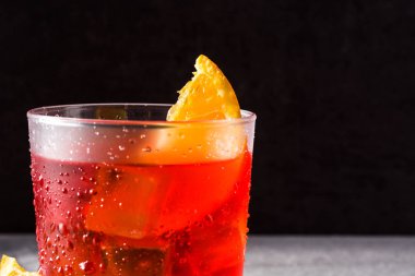 Turuncu parçası ile Negroni kokteyl