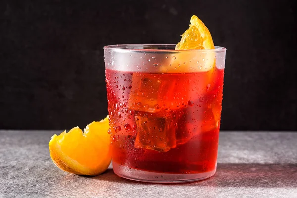 Coquetel Negroni com pedaço de laranja — Fotografia de Stock