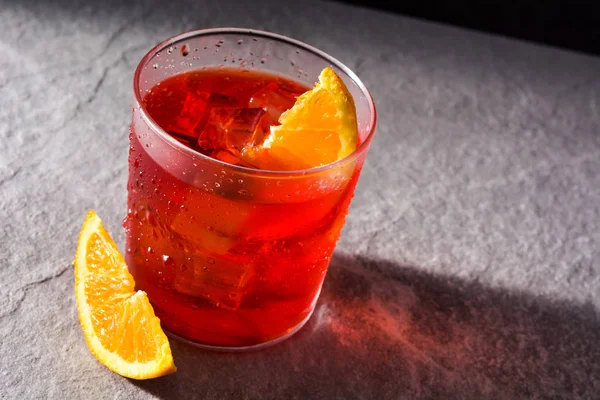 Cocktail Negroni avec morceau d'orange — Photo