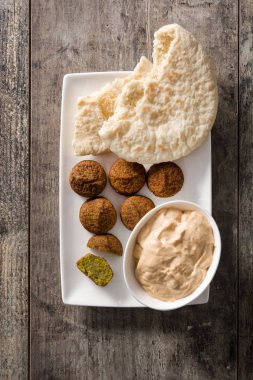 Falafel bir tabaküzerinde 