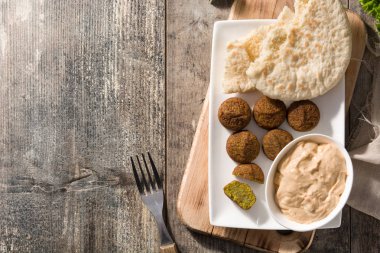 Falafel bir tabaküzerinde 