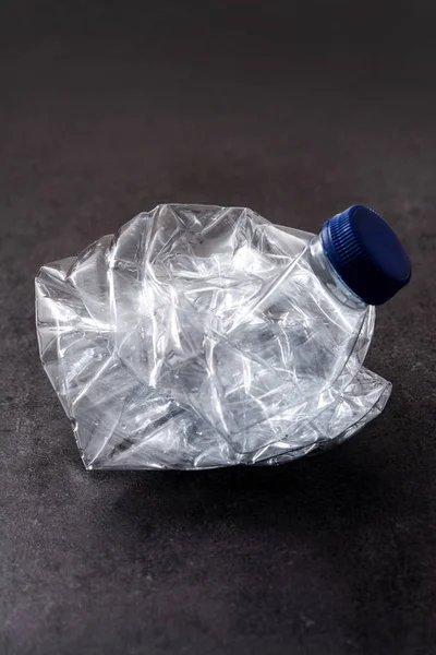 Tek kullanımlık atık plastik şişe — Stok fotoğraf