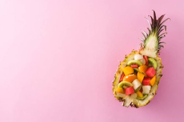 Mix meyve ananas içinde servis 