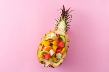 Mix meyve ananas içinde servis 
