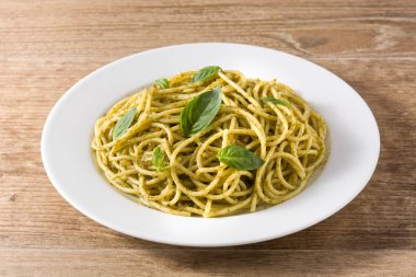 Ahşap masada pesto soslu spagetti makarna