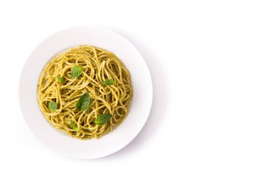Beyaz arka plan üzerinde izole pesto soslu spagetti makarna. Üst te. Copyspace