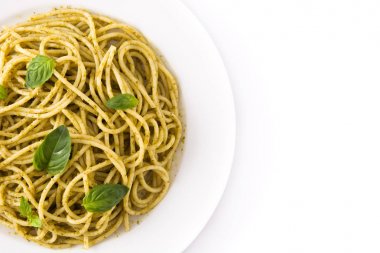 Beyaz arka plan üzerinde izole pesto soslu spagetti makarna. Üst te. Copyspace
