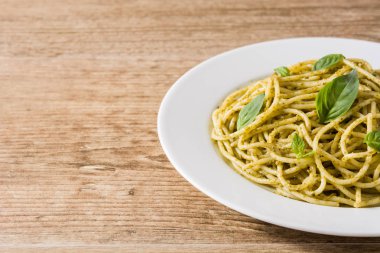 Ahşap masada pesto soslu spagetti makarna. Copyspace