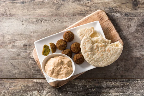 Falafel bir tabaküzerinde — Stok fotoğraf