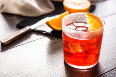 Ahşap masa üzerinde turuncu parça ile Negroni kokteyl. Copyspace