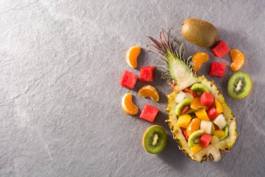 Mix meyve ananas içinde servis