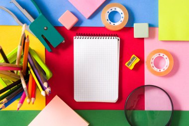 Çeşitli okul malzemeleri. Okul konseptine geri dönelim. Üst te. Copyspace