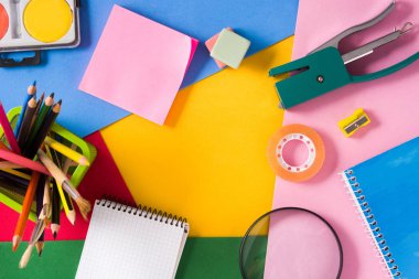 Çeşitli okul malzemeleri. Okul konseptine geri dönelim. Üst te. Copyspace