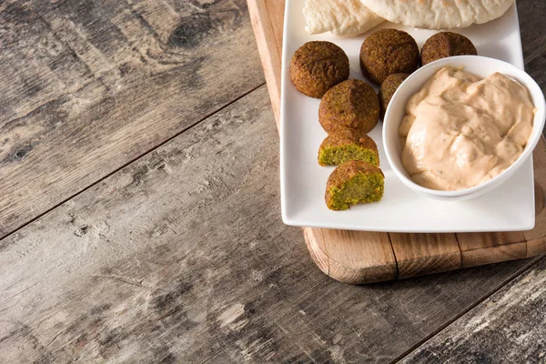 Falafel Piatto Tavolo Legno Copyspace Cibo Mediorientale — Foto Stock