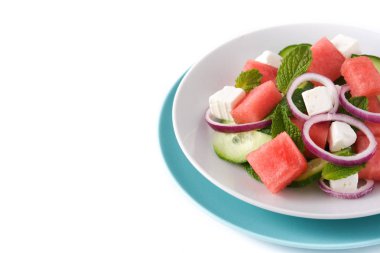 Beyaz arka planda izole beyaz peyniri ile karpuz salatası. Boşaltmak