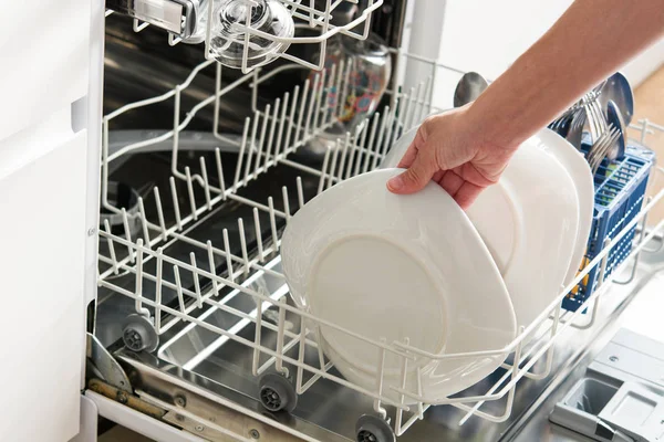 Жінка Виймає Тарілку Посудомийної Машини — стокове фото