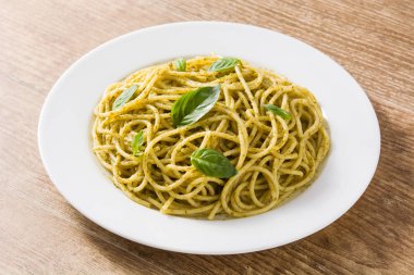 Ahşap masada pesto soslu spagetti makarna