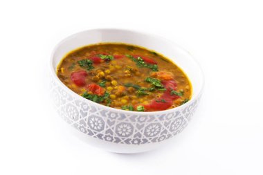 Hint mercimek çorbası dal (dhal) beyaz arka plan üzerinde izole bir kapta