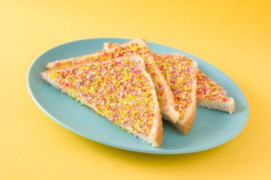 Sarı arka planda geleneksel Avustralya peri ekmeği