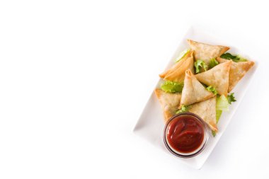 Samsa veya samosas et ve sebze beyaz arka plan üzerinde izole ile . Geleneksel Hint yemekleri. Üst te. Copyspace