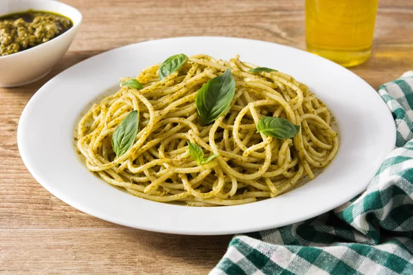 Makaron Spaghetti Sosem Pesto Drewnianym Stole — Zdjęcie stockowe