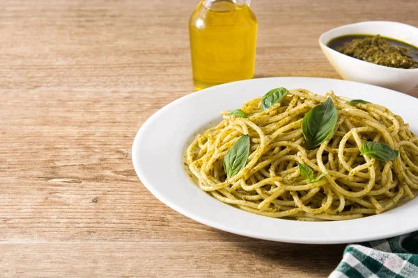 Makaron Spaghetti Sosem Pesto Drewnianym Stole Miejsce — Zdjęcie stockowe